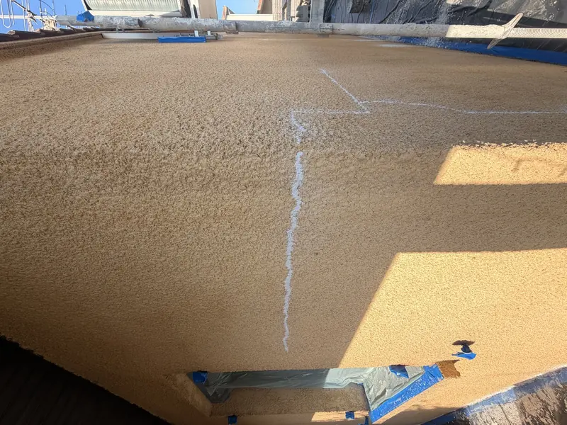 Enduit gratté ocre sur une façade après ravalement