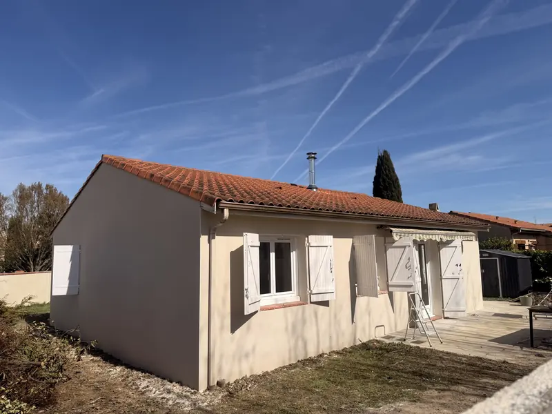 Réparation d'une fissure de façade sur une maison à Colomiers, enduit repris