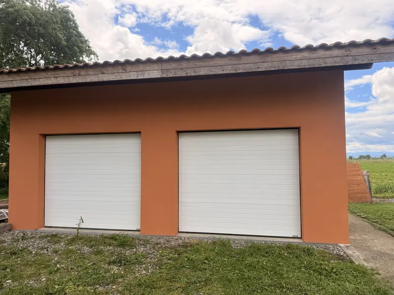 Maison individuelle avec façade crème et enduit rénové
