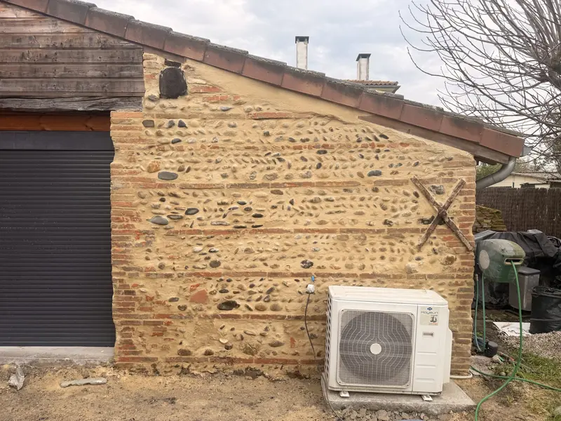 Rejointoiement d'un mur en brique ancienne près de Toulouse